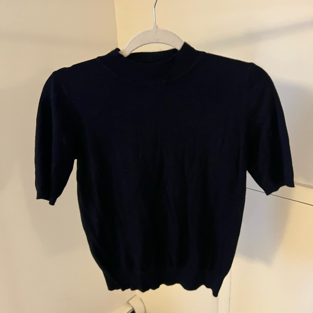 Black Crewneck Sweater with Short Sleeves and Fine Knit Texture